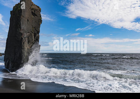 Tolle Aussicht auf die traumhafte Küste von Island Sommer Stockfoto