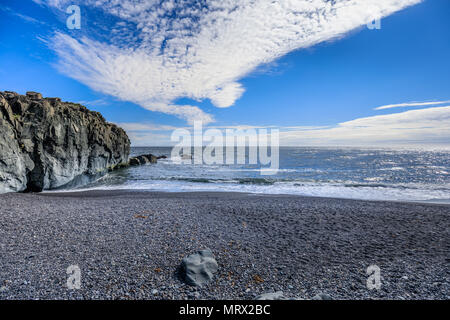 Tolle Aussicht auf die traumhafte Küste von Island Sommer Stockfoto