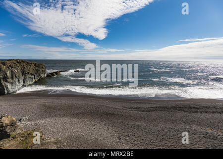 Tolle Aussicht auf die traumhafte Küste von Island Sommer Stockfoto