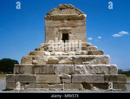 Mausoleum von Kyros II. Achämenidischen König von Persien (559-530 v. Chr.), war er der Gründer der Achämenidischen Reiches. Die Gestaltung des Grabes ist der Mesopotamischen oder Elamitischen ziggurats gutgeschrieben. Der cella ist zu Urartu Gräber einer früheren Periode zugeschrieben. Pasargadae. Iran. Stockfoto