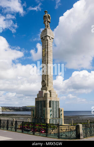 Soldat Abbildung auf Krieg Denkmal Spalte auf der Strandpromenade. Harris Promenade, Douglas, Isle of Man, Britische Inseln Stockfoto