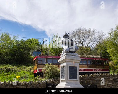 Denkmal Tribut Great Laxey Bergleute mit Snaefell Mountain Railway elektrische Triebwagen Zug passiert. Laxey, die Insel Man, den Britischen Inseln, Europa Stockfoto