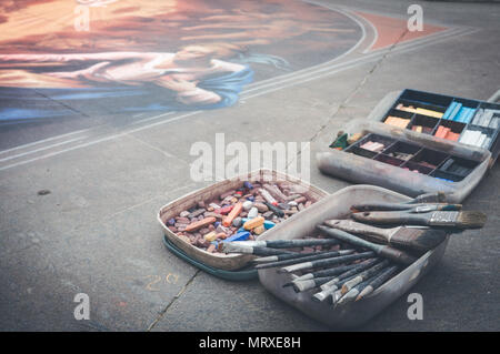 Street Art: eine Reproduktion der italienischen Renaissance malen und Kreide und Bürsten sind auf dem Bürgersteig in Loreto Square. Italien Stockfoto