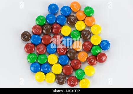 M&M's Kegeln auf weißem Hintergrund Stockfoto