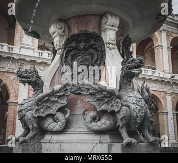 Insbesondere der Brunnen Maggiore in Loreto, Italien. Bronze Statuen von Drachen, die Spucken Wasser Stockfoto
