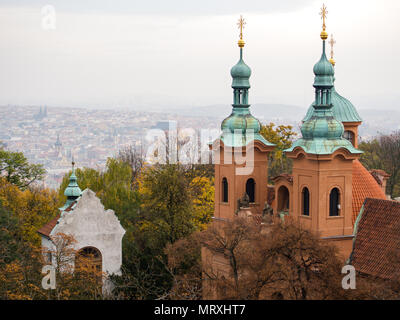 Erhöhten Blick auf St. Lorenz Kirche in Petrin gelegen mit Panoramablick auf die Stadt bei Tageslicht - Prag, Tschechische Republik. Platz für Text Stockfoto