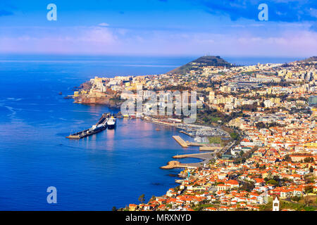 Panoramablick auf die Stadt Funchal bei Tag, Insel Madeira, Portugal Stockfoto