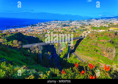 Blick über die Stadt Funchal mit traditionellen Highway und Architektur, auf der Insel Madeira, Portugal Stockfoto