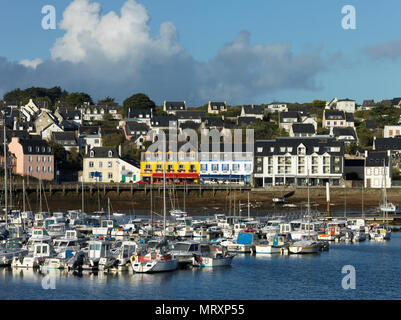 Boote im Hafen, Camaret-sur-Mer, Halbinsel Crozon, Finistère, Bretagne, Frankreich Stockfoto