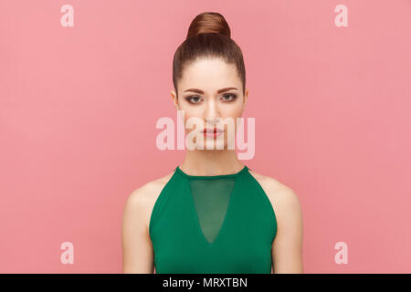 Portrait von unglücklichen Traurigkeit Frau mit gesammelten Haare. Ausdruck, Emotionen und Gefühle. Studio shot, auf rosa Hintergrund isoliert Stockfoto