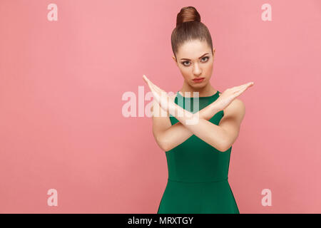 Zorn Frau, Hand STOP-Schild. Ausdruck, Emotionen und Gefühle. Studio shot, auf rosa Hintergrund isoliert Stockfoto