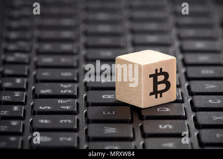 Holzblock mit bitcoin Grafik auf Laptop Tastatur Stockfoto