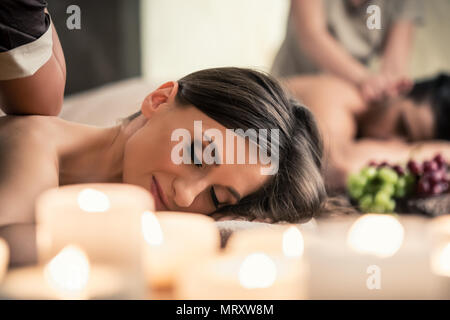 Schöne junge Frau entspannen Sie mit Ihrem Partner bei der Thai Massage Stockfoto