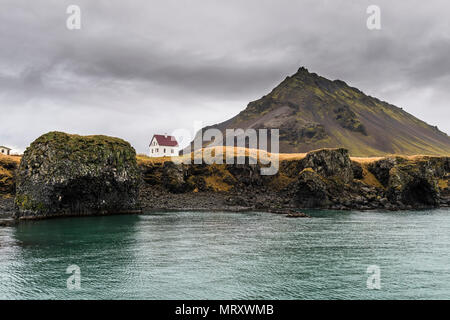Arnarstapi, Halbinsel Snaefellsnes, Western Island, Island. Einsamen Haus an der Küste Stockfoto