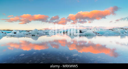 Jokulsarlon, Ost Island, Island, Nordeuropa. Der kultige kleine Eisberge in der gletscherlagune bei einem Sonnenaufgang gefüttert Stockfoto
