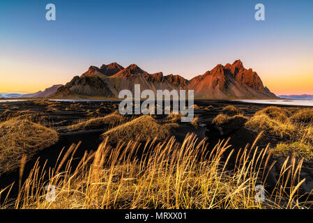 Stokksnes, Johannesburg, Ost Island, Island. Vestrahorn Berg und den schwarzen Sanddünen bei Sonnenuntergang. Stockfoto