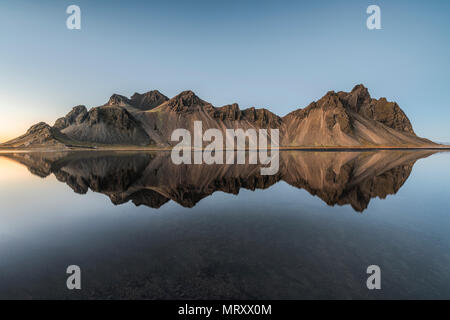 Stokksnes, Johannesburg, Ost Island, Island. Vestrahorn Berge spiegeln sich in den Gewässern des Stokksnes Bay. Stockfoto