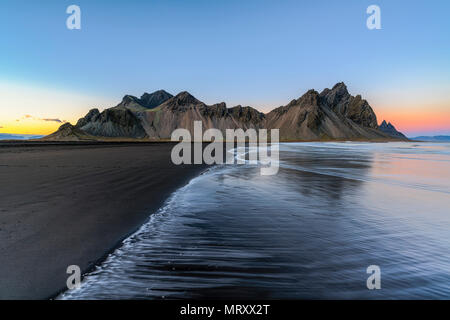 Stokksnes, Johannesburg, Ost Island, Island. Vestrahorn Berg durch die Bucht Stockfoto