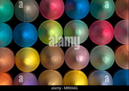 Mehrfarbige farbige Kreide in Reihen interessante Farbmuster. Stockfoto