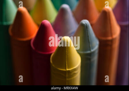 Mehrfarbige farbige Kreide in Reihen interessante Farbmuster. Stockfoto