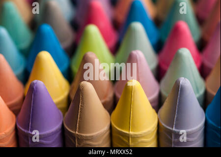 Mehrfarbige farbige Kreide in Reihen interessante Farbmuster. Stockfoto