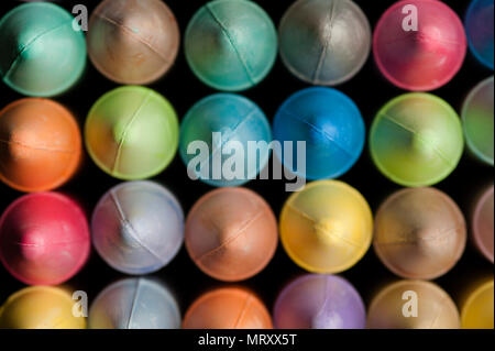 Mehrfarbige farbige Kreide in Reihen interessante Farbmuster. Stockfoto