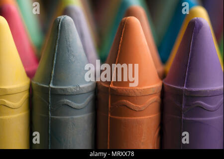 Mehrfarbige farbige Kreide in Reihen interessante Farbmuster. Stockfoto
