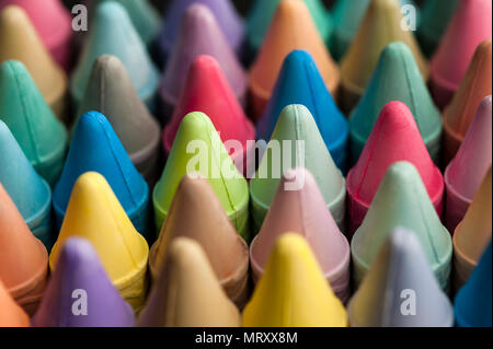 Mehrfarbige farbige Kreide in Reihen interessante Farbmuster. Stockfoto