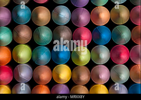 Mehrfarbige farbige Kreide in Reihen interessante Farbmuster. Stockfoto