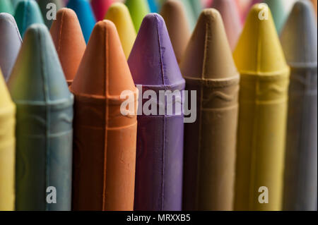 Mehrfarbige farbige Kreide in Reihen interessante Farbmuster. Stockfoto