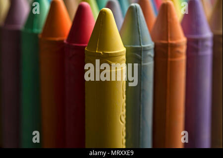 Mehrfarbige farbige Kreide in Reihen interessante Farbmuster. Stockfoto