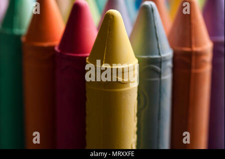 Mehrfarbige farbige Kreide in Reihen interessante Farbmuster. Stockfoto