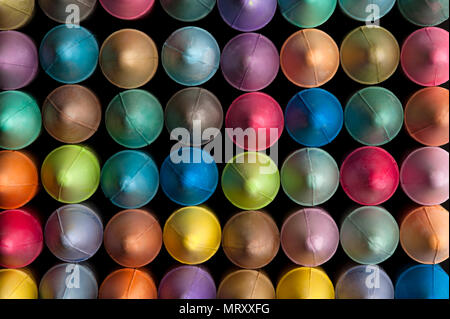 Mehrfarbige farbige Kreide in Reihen interessante Farbmuster. Stockfoto