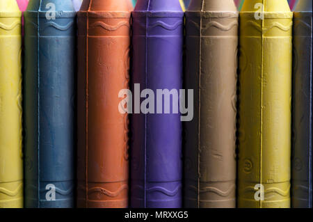 Mehrfarbige farbige Kreide in Reihen interessante Farbmuster. Stockfoto