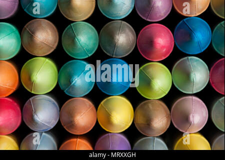 Mehrfarbige farbige Kreide in Reihen interessante Farbmuster. Stockfoto