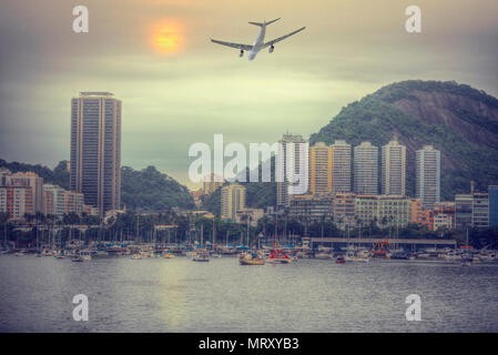 Das Flugzeug fliegt über Rio De Janeiro, Brasilien. Blick auf die Stadt durch die Bucht Stockfoto