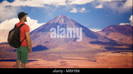 schöne Aussicht auf den Vulkan Licancabur in der Nähe von San Pedro de Atacama, Chile, Südamerika Stockfoto