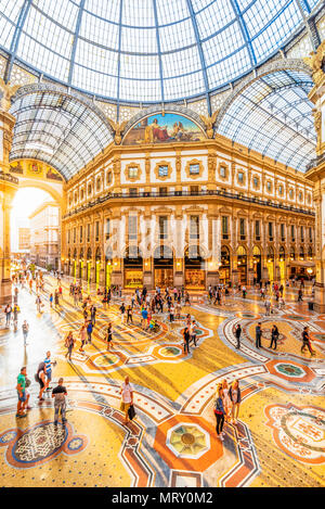 Galleria Vittorio Emanuele II, Mailand, Lombardei, Italien. Touristen zu Fuß in das älteste Einkaufszentrum. Stockfoto