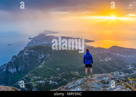 San Michele Berg, Pimonte, Napoli, Kampanien, Italien. Sonnenuntergang über der Halbinsel von Sorrent und Capri. Ein Wanderer bewundert die Ansicht Stockfoto