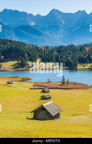 Gerold, Garmisch Partenkirchen, Bayern, Deutschland, Europa. Gerold im Herbst Jahreszeit, Karwendels im Hintergrund Stockfoto