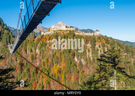 Reutte, Tirol, Österreich, Europa. Die Burg Ehrenberg und der Highline 179, längster Fußgänger-Hängebrücke der Welt. Stockfoto