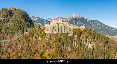 Reutte, Tirol, Österreich, Europa. Die Burg Ehrenberg und der Highline 179, längster Fußgänger-Hängebrücke der Welt. Stockfoto