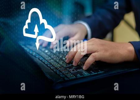 Seite drucken Tastatur Drücken Sie die Eingabetaste, um den Computer von Hand Geschäftsmann verbinden Cloud sammeln Daten Cloud Computing Konzept Geschäftsmann oder Informationen Stockfoto