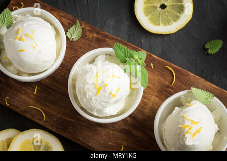 Lemon Ice Cream in Schalen. Hausgemachte citrus Lemon Ice Cream (Gelato) mit Minze. Stockfoto