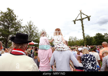 Mariefred, Schweden - 23. Juni 2017: Menschen in allen Altersgruppen feiert in öffentlichen Johannisnacht holliday Ereignis. Stockfoto