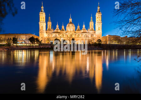 Kathedrale Unserer Lieben Frau von der Säule in der Abenddämmerung. Zaragoza, Aragon, Spanien, Europa Stockfoto