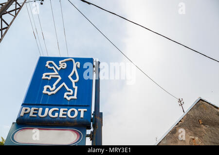 PANCEVO, Serbien - 19. MAI 2018: Peugeot Logo auf ein altes Zeichen für ein Autohaus der Marke, mit der markanten Löwe. Peugeot Teil der PSA-Gruppe, ich Stockfoto