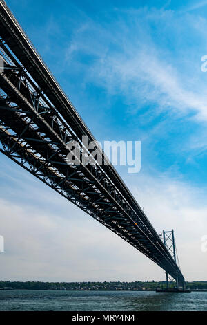 Blick auf die Forth Road Bridge von unten über die Firth-of-Forth in Schottland, Großbritannien Stockfoto
