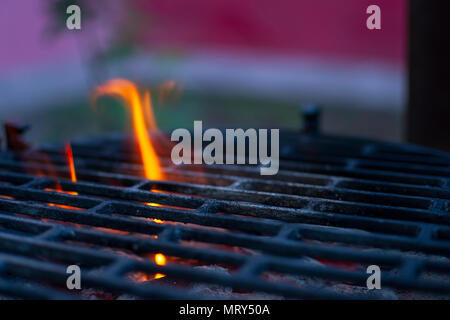 Grill leer Grill mit schimmernden Kohle- und hellen Flammen Stockfoto