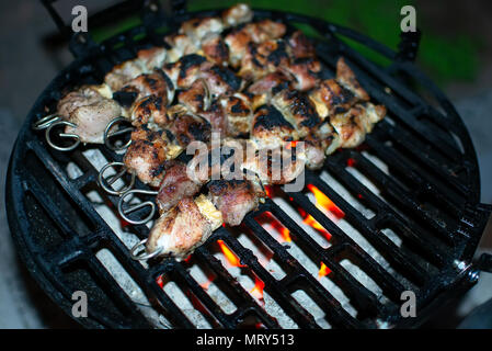 Grill Spieße Fleischspieße auf flammende Grill Stockfoto